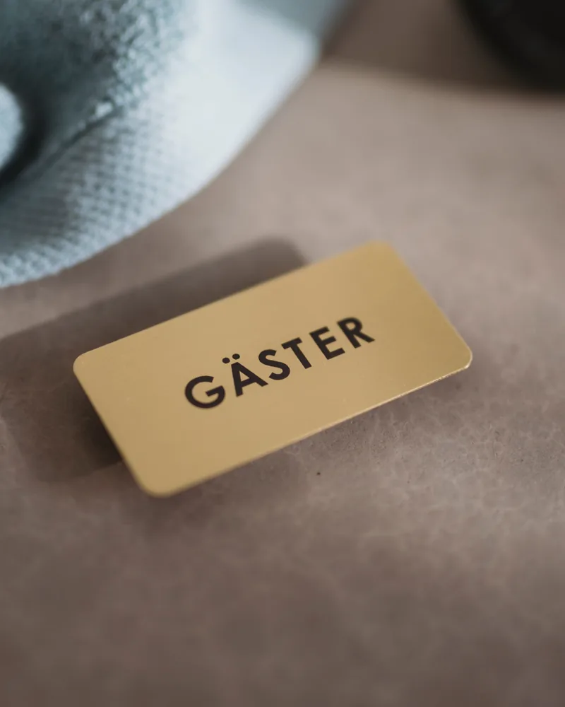 Gästskylt i mässing med magnet
