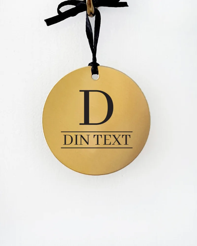 Mässingsskylt med bokstav och text